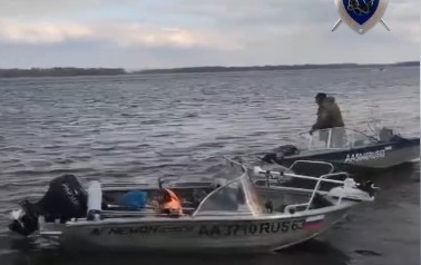 врезались баржа и лодка