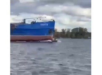 баржа и лодка