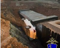 машина в яме