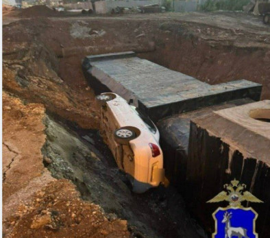 машина в яме