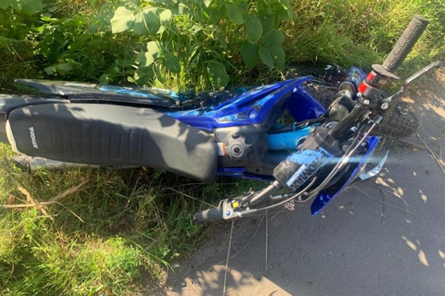 На перекрёстке в Боровичах питбайк врезался в легковушку