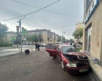 иномарка сбила мужчину и врезалась в дом