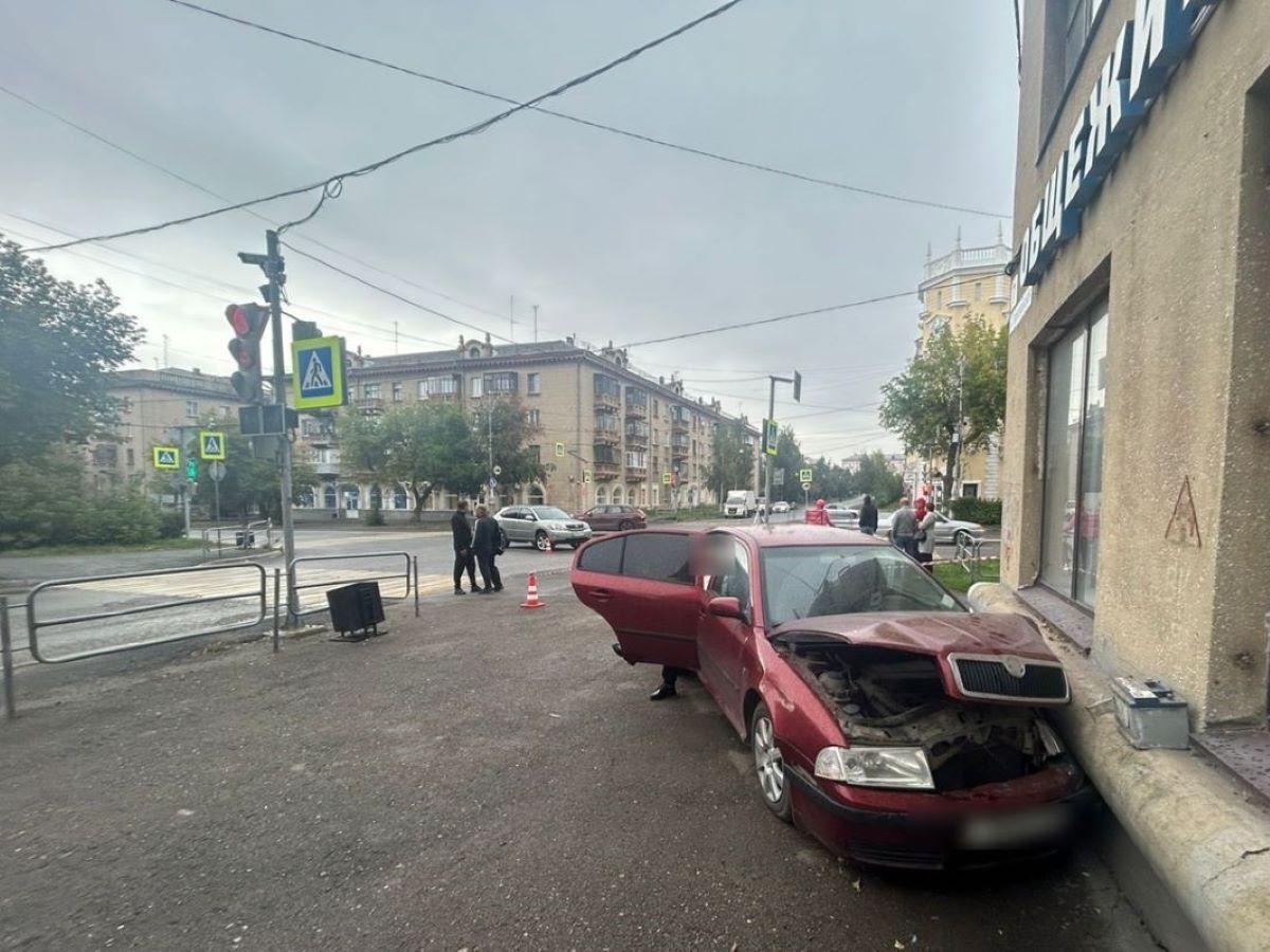 иномарка сбила мужчину и врезалась в дом