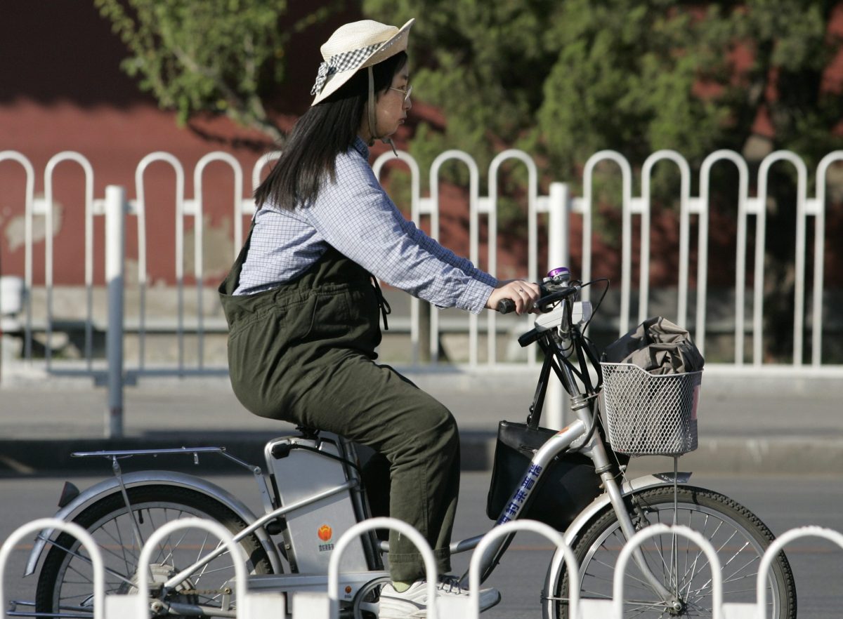 беременная женщина на велосипеде