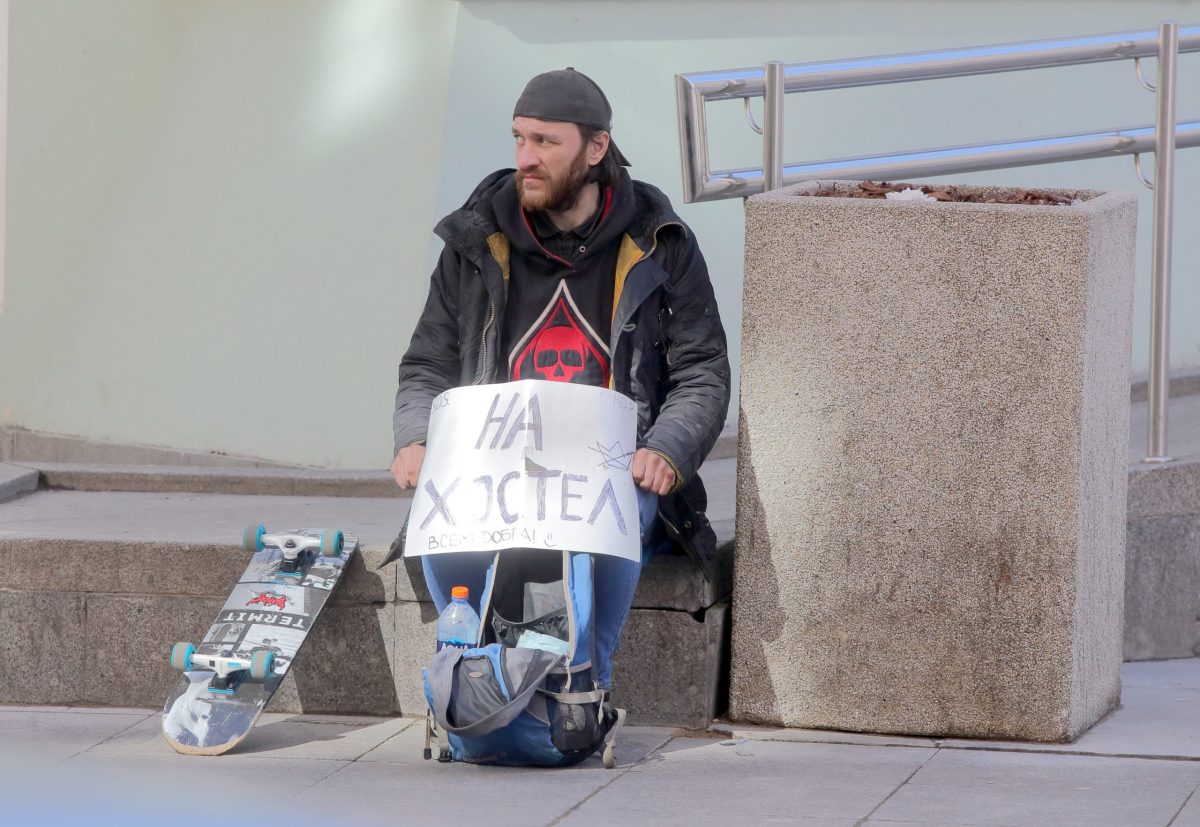 бездомный просит милостыню