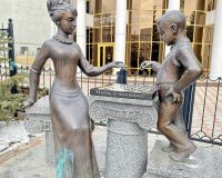 Памятник матери и ребенку, играющим в шахматы, перед Дворцом шахмат в Саратове