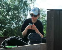 Девушка пишет сообщение по смартфону