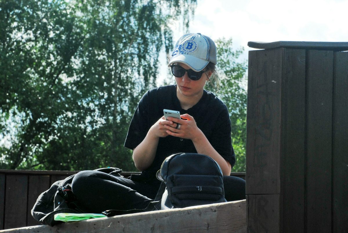 Девушка пишет сообщение по смартфону