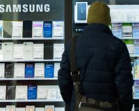 витрина магазина со смартфонами