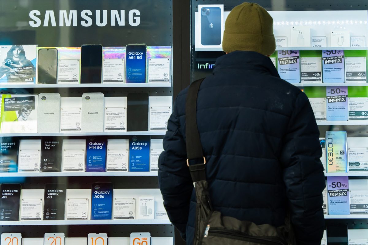 витрина магазина со смартфонами