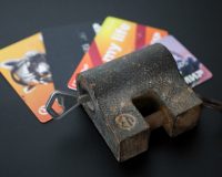 замок, банковские карты