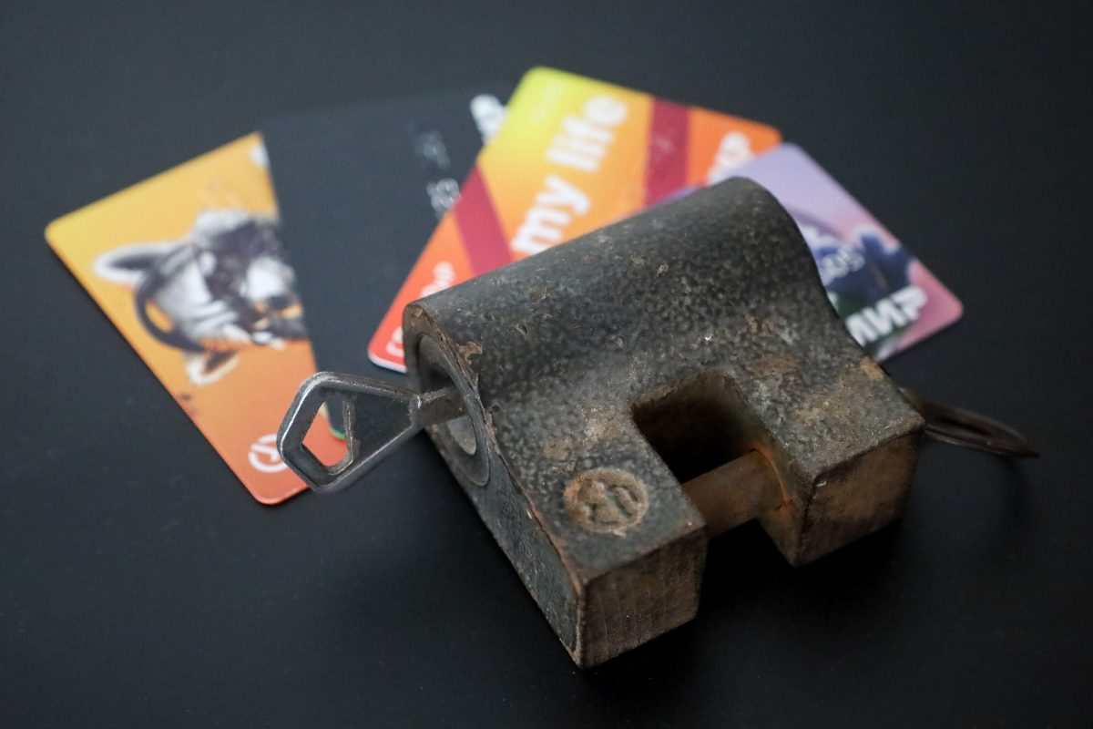 замок, банковские карты