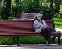 пожилая женщина сидит на лавочке