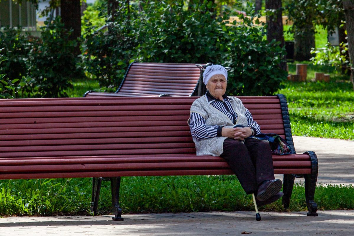 пожилая женщина сидит на лавочке