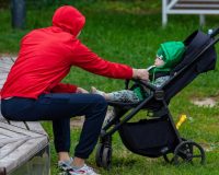 мужчина с детской коляской