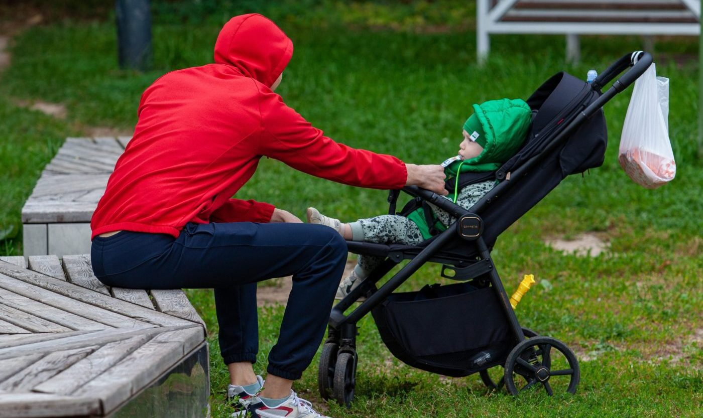 мужчина с детской коляской