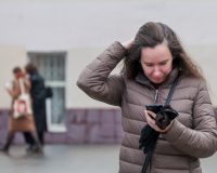 Девушка смотрит в смартфон