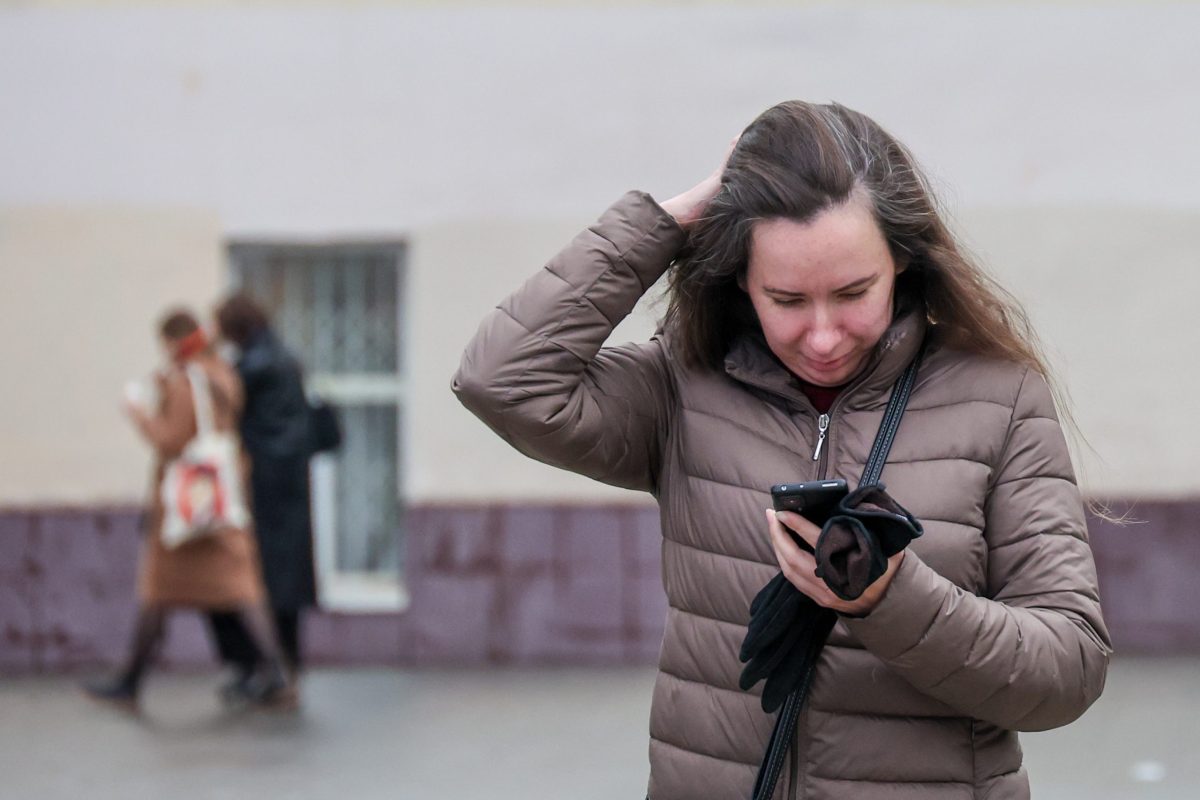 Девушка смотрит в смартфон