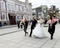 Молодожены