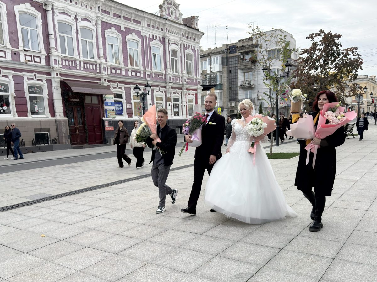 Молодожены