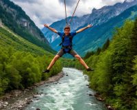 Молодой человек прыгает с тарзанки на фоне горной реки