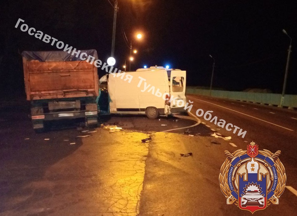 В Тульской области в ДТП с фургоном и грузовиком пострадали двое