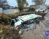 мусоровоз в яме