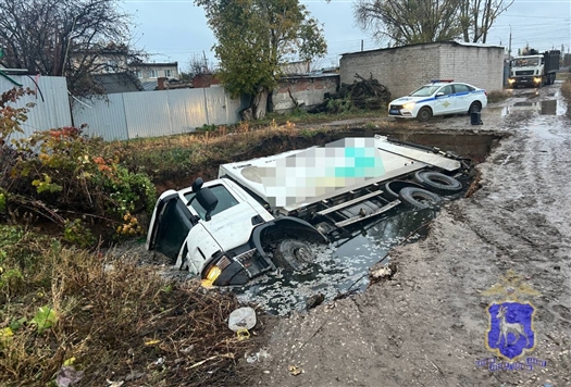 мусоровоз в яме