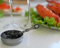 Черная икра на столе