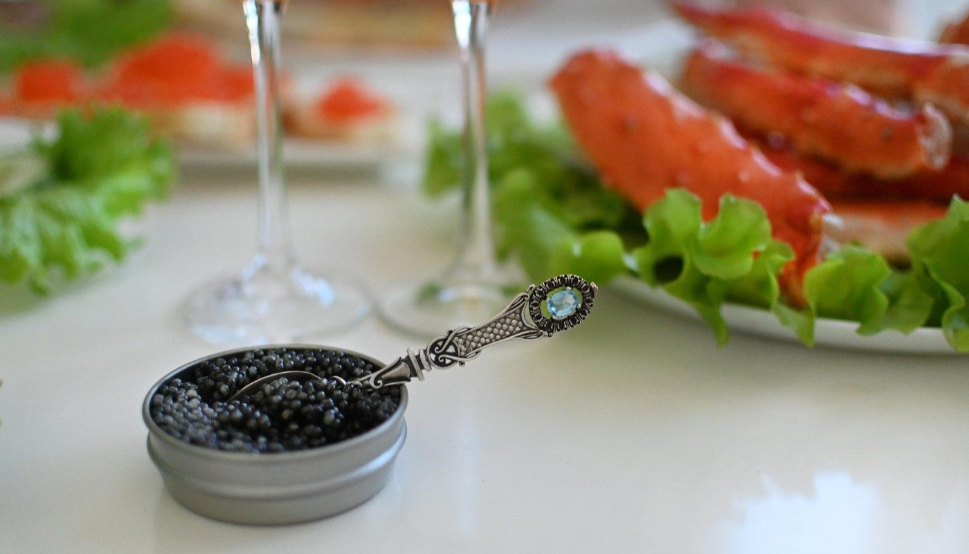 Черная икра на столе