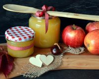 Фрукты и мед на столе