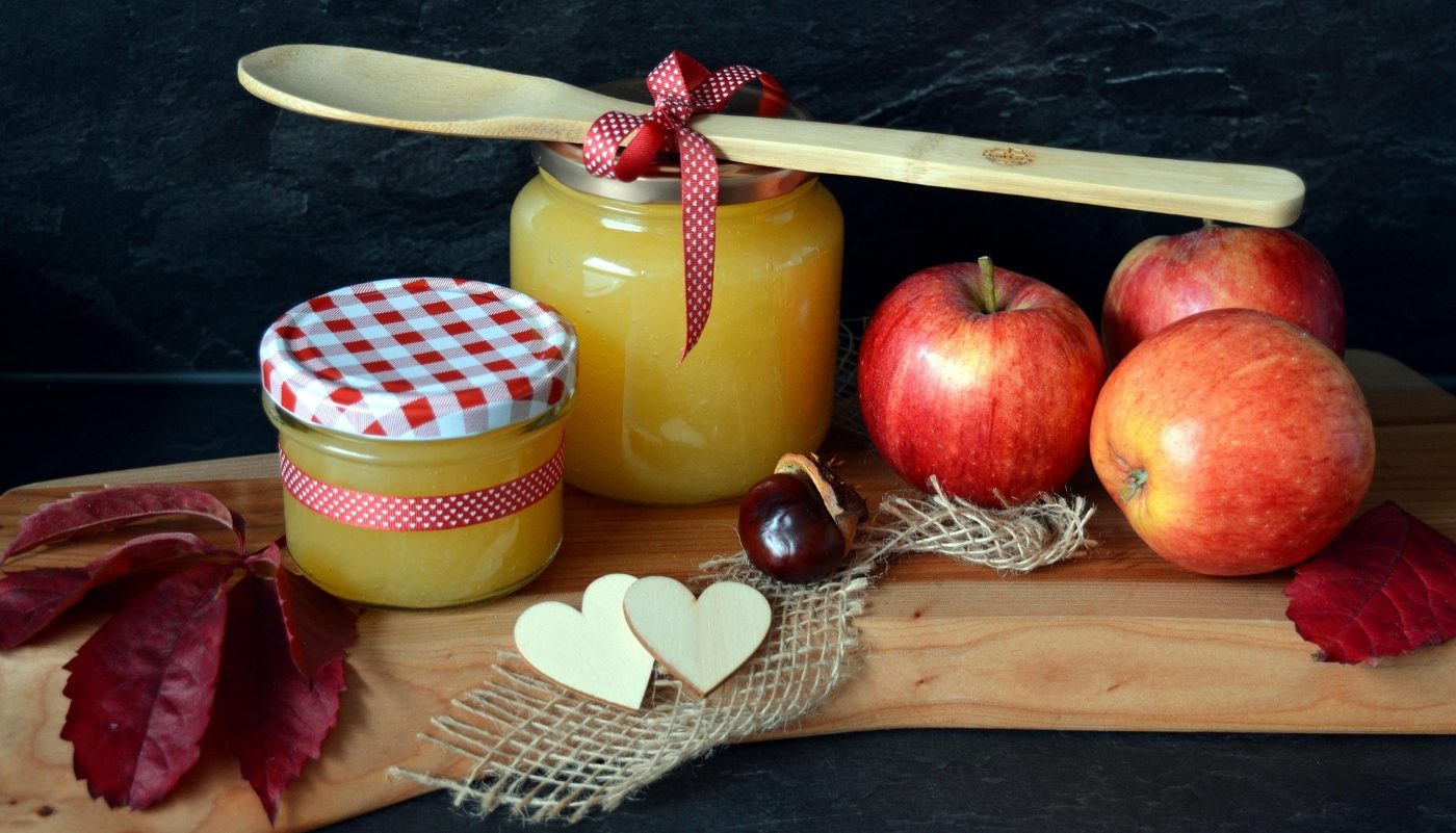 Фрукты и мед на столе