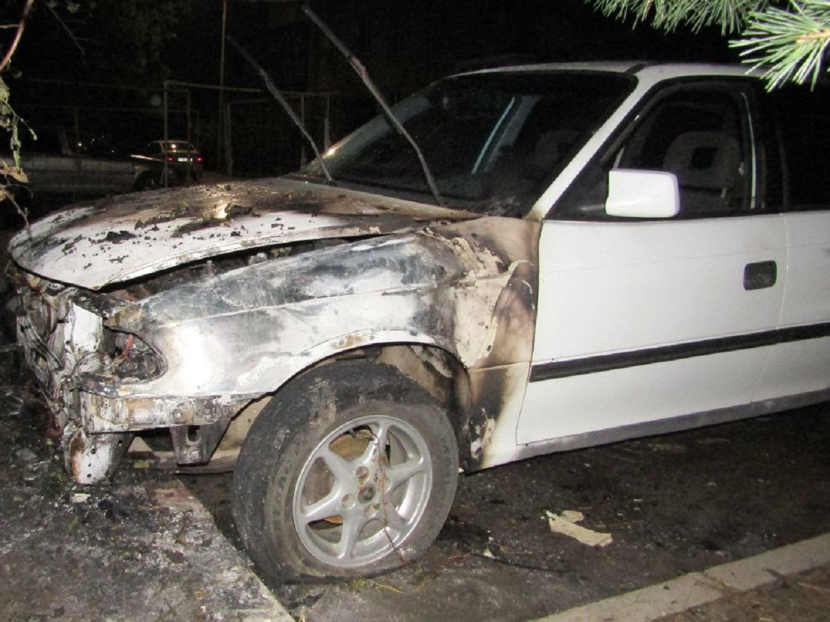 рыбинец поджег машину соперника.