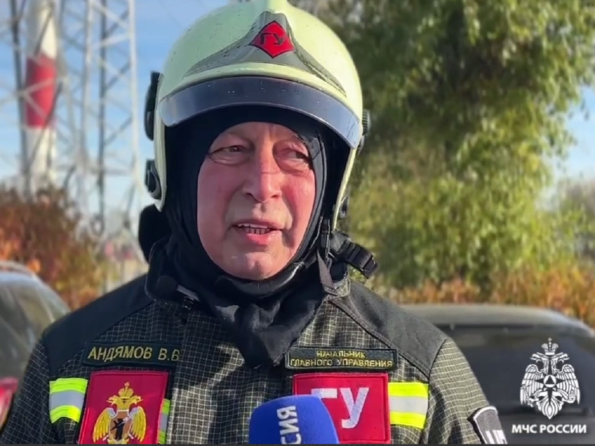 Глава ярославского МЧС прокомментировал ситуацию на НПЗ.