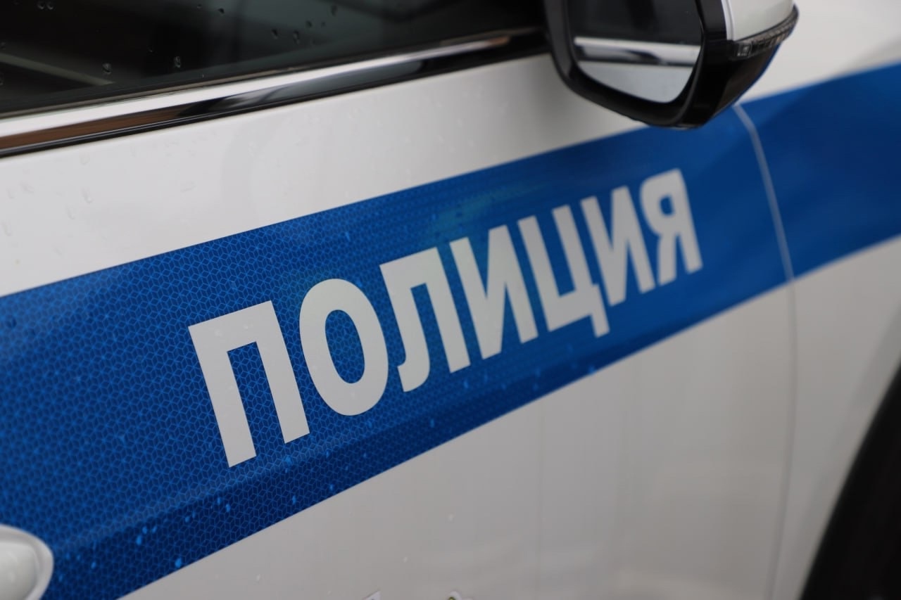 В Боровичах водитель легковушки травмировал сотрудника ГИБДД