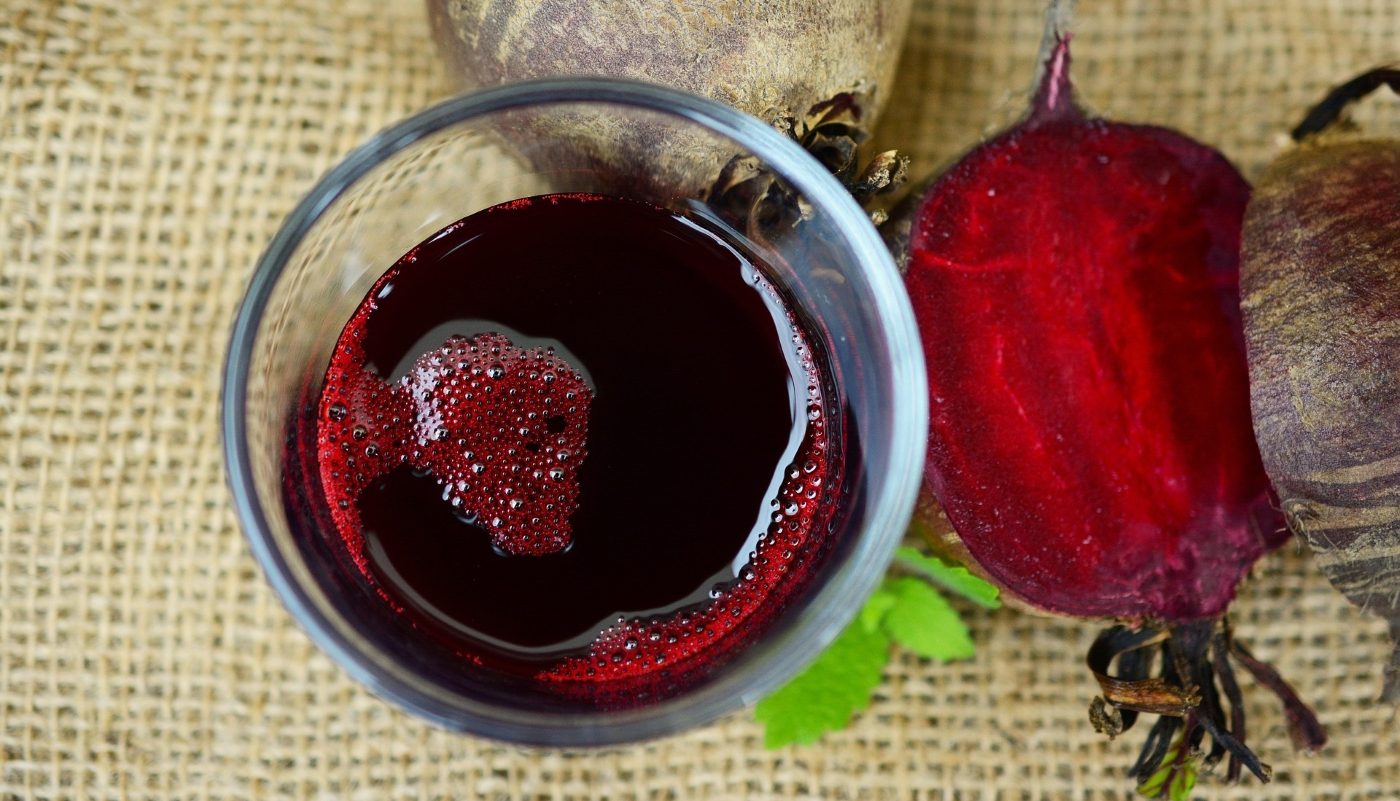 Свекольный квас на столе в стакане и свекла