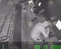 По версии следствия, с собой они привезли многочисленные приспособления для совершения краж: монтировки, отвёртки, радиостанции и средства для изменения внешности. Сняв жильё в Великом Новгороде, профессиональные воры несколько дней присматривали магазины и заведения общепита с большим потоком посетителей. Но первая кража в одном из новгородских ресторанов не принесла ожидаемых результатов. Напарники вынесли оттуда всего 15 тысяч рублей. Через день гастролёры всерьёз взялись за дело и взломали стеклопакеты и двери ряда торговых точек, расположенных в здании крупного торгового центра. Забрав около 130 тысяч рублей наличными, они ушли, оставив товары и продукцию на своих местах. Таким же способом воры проникли в аптеку, где забрали из кассы ещё 50 тысяч рублей. После этого мужчины решили отдохнуть и сменить обстановку. Но на полпути к Ленинградской области автомобиль такси, в котором они ехали, был задержан новгородскими оперативниками. Мужчин и водителя доставили в отдел полиции для разбирательства. Часть денег и орудия преступлений у них изъяты. В ходе проверки было установлено, что один из задержанных находится в федеральном розыске, как скрывшийся от судебных органов Ставропольского края. В Следственном управлении УМВД России по городу Великий Новгород по фактам краж возбуждены и расследуются уголовные дела. По ходатайству следователя и решению суда мужчины арестованы. В настоящее время полицейские проводят дальнейшие оперативно-следственные мероприятия, направленные на установление причастности гастролёров к аналогичным преступлениям на территории других регионов России. На данный момент уже известно о совершённых ими имущественных преступлениях в Псковской и Смоленской областях. Расследование продолжается.