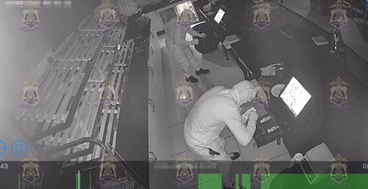 По версии следствия, с собой они привезли многочисленные приспособления для совершения краж: монтировки, отвёртки, радиостанции и средства для изменения внешности. Сняв жильё в Великом Новгороде, профессиональные воры несколько дней присматривали магазины и заведения общепита с большим потоком посетителей. Но первая кража в одном из новгородских ресторанов не принесла ожидаемых результатов. Напарники вынесли оттуда всего 15 тысяч рублей. Через день гастролёры всерьёз взялись за дело и взломали стеклопакеты и двери ряда торговых точек, расположенных в здании крупного торгового центра. Забрав около 130 тысяч рублей наличными, они ушли, оставив товары и продукцию на своих местах. Таким же способом воры проникли в аптеку, где забрали из кассы ещё 50 тысяч рублей. После этого мужчины решили отдохнуть и сменить обстановку. Но на полпути к Ленинградской области автомобиль такси, в котором они ехали, был задержан новгородскими оперативниками. Мужчин и водителя доставили в отдел полиции для разбирательства. Часть денег и орудия преступлений у них изъяты. В ходе проверки было установлено, что один из задержанных находится в федеральном розыске, как скрывшийся от судебных органов Ставропольского края. В Следственном управлении УМВД России по городу Великий Новгород по фактам краж возбуждены и расследуются уголовные дела. По ходатайству следователя и решению суда мужчины арестованы. В настоящее время полицейские проводят дальнейшие оперативно-следственные мероприятия, направленные на установление причастности гастролёров к аналогичным преступлениям на территории других регионов России. На данный момент уже известно о совершённых ими имущественных преступлениях в Псковской и Смоленской областях. Расследование продолжается.