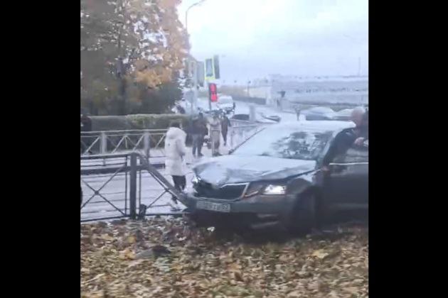 В Новгороде после ударов «взбесившейся «Шкоды» машины разлетались как воздушные шарики