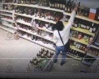 Боровичские полицейские задержали москвича, укравшего шесть литров виски