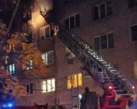 В Великом Новгороде тушили пожар в многоквартирном доме