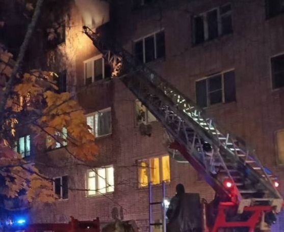 В Великом Новгороде тушили пожар в многоквартирном доме