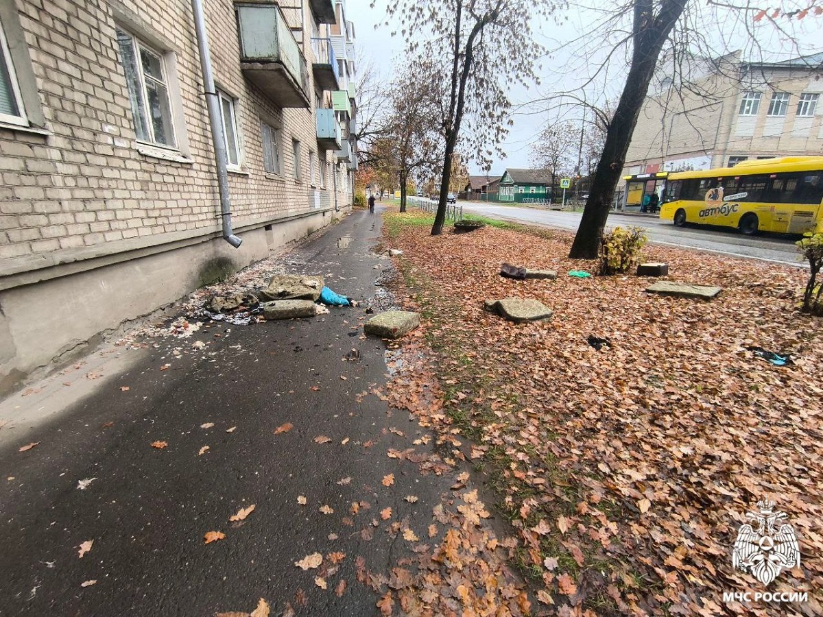 Огонь, к счастью, не успел "уйти" дальше кровати.