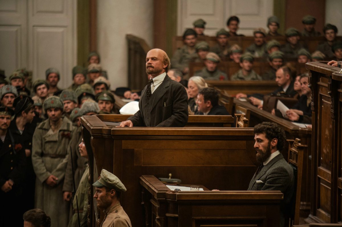 кадр из сериала Хроники русской революции