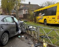 В УГличе столкнулись автобус и машина.