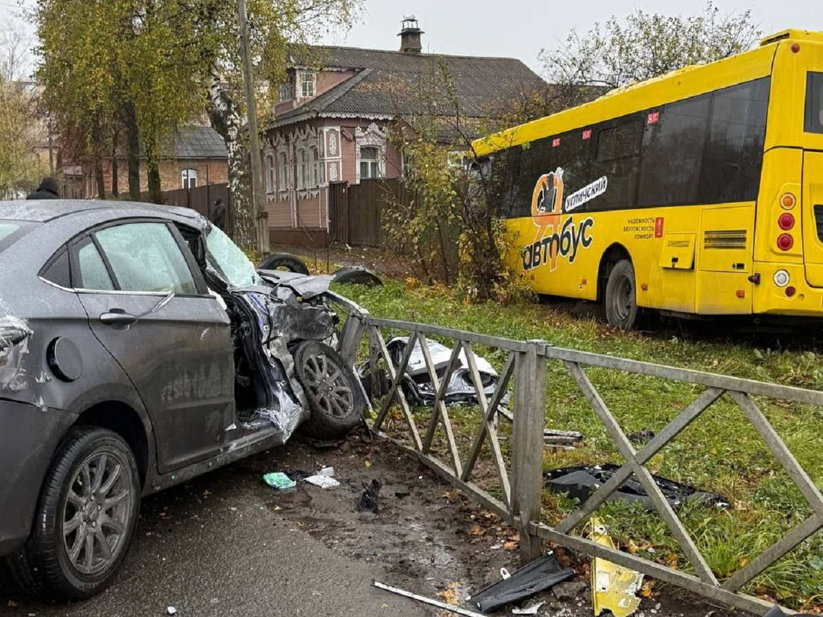 В УГличе столкнулись автобус и машина.
