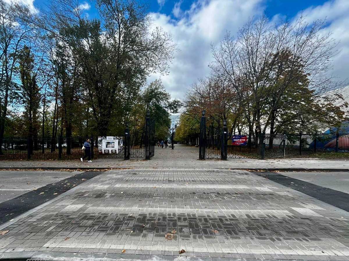 В Ростове завершили обустройство пешеходного перехода возле парка «Сказка»