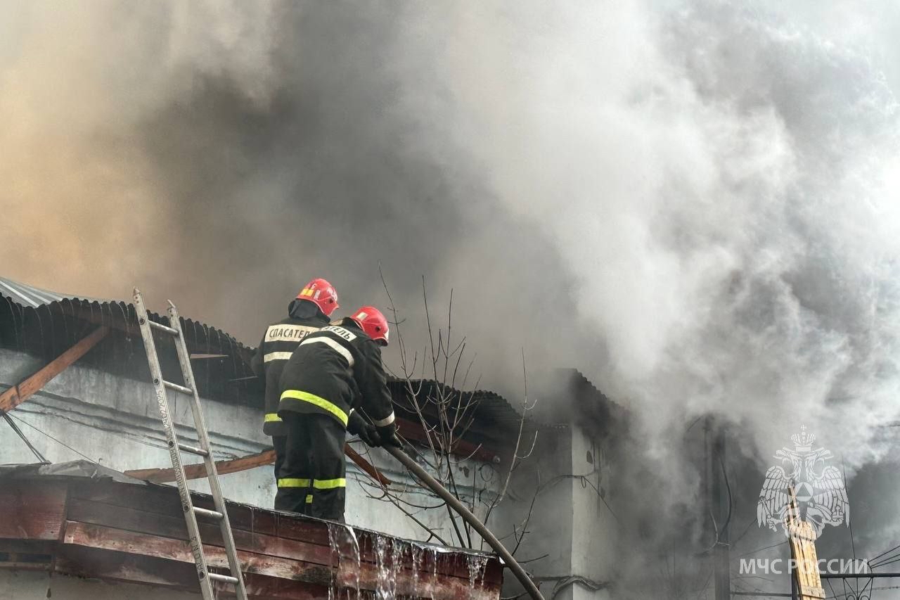 В Иванове на улице Шевченко горела крыша производственного здания