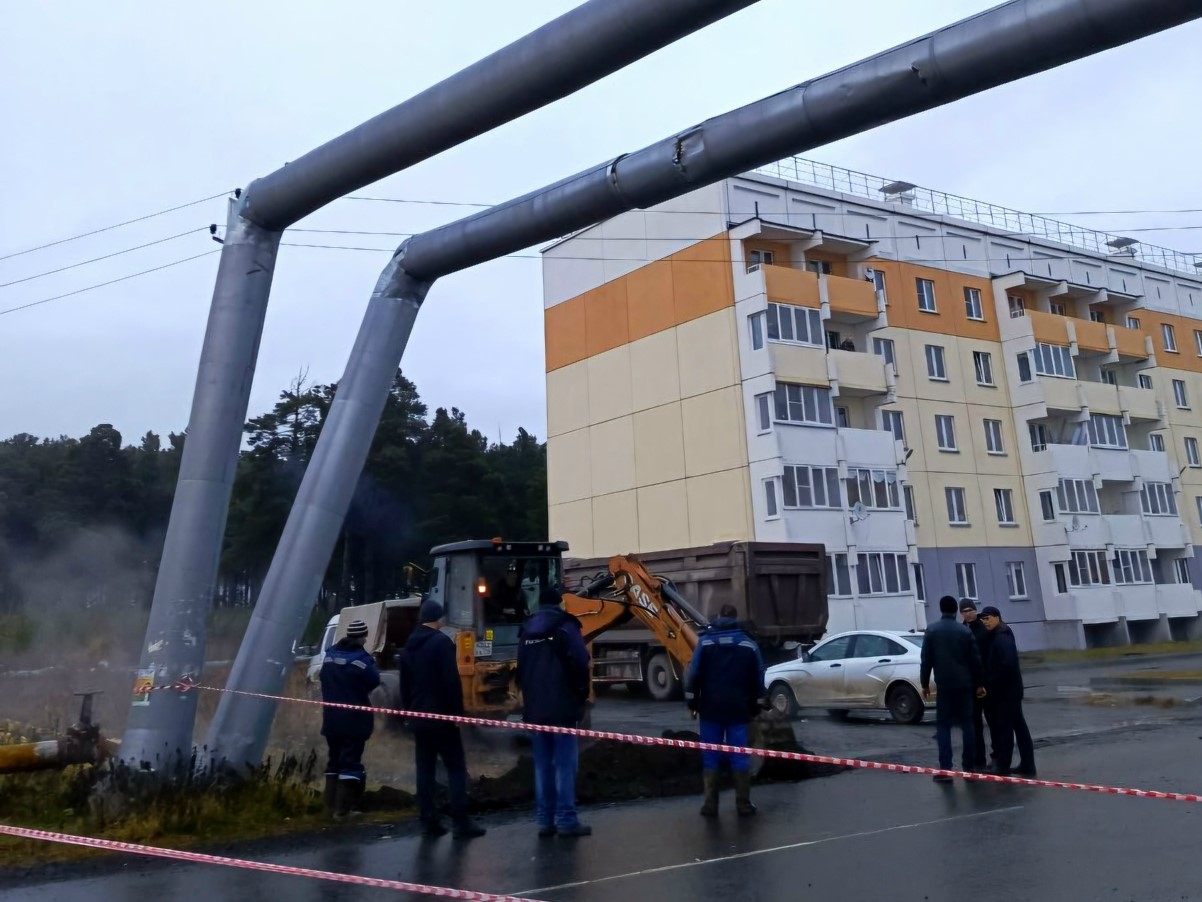 грузовик снес теплотрассу