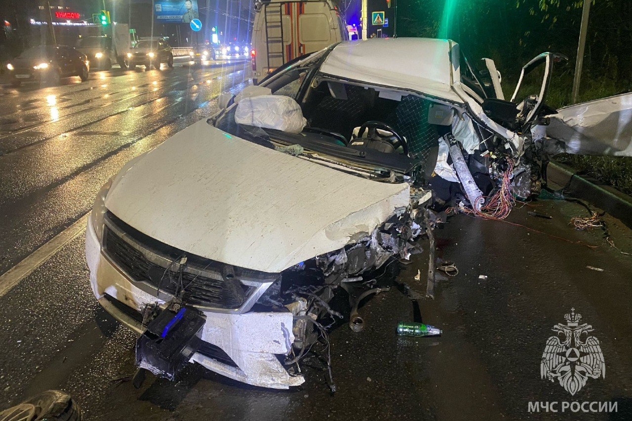 В Иванове в результате наезда на островок безопасности пострадали два человека